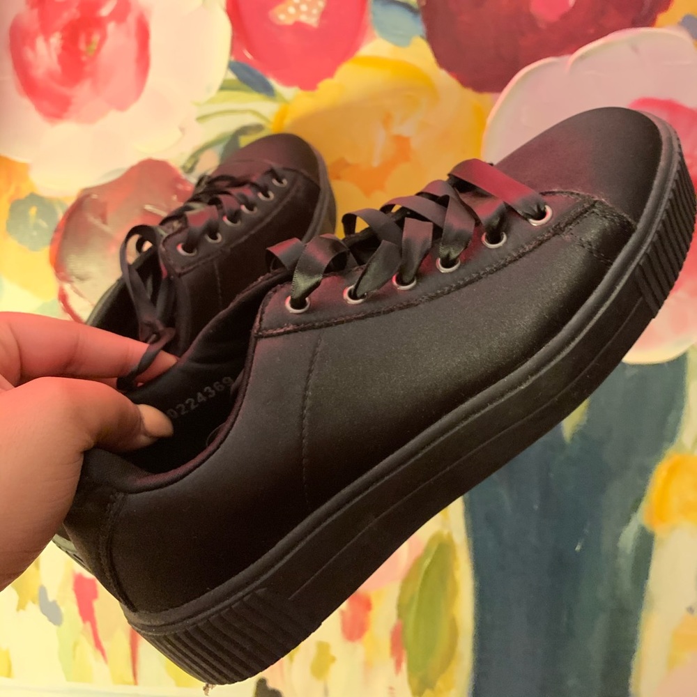 Slight platform black sneakers